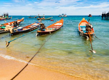 Ko Tao, Surat Thani, Tayland Mae Haad Pier yakınındaki geleneksel Tay tekneler demirli