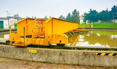 Toplayıcı köprü bir birincil sedimantasyon tank içinde bir kanalizasyon su arıtma tesisi, Friuli, İtalya