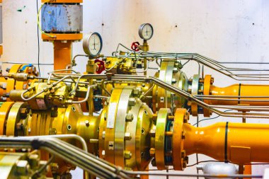 Kuzey İtalya'daki bir doğal gaz dağıtım istasyonu ana valfleri görünümünü yakın çekim