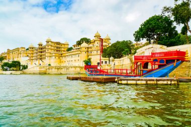 Geleneksel tekne önünde Şehir Sarayı kompleksi, Udaipur, Rajasthan, Hindistan