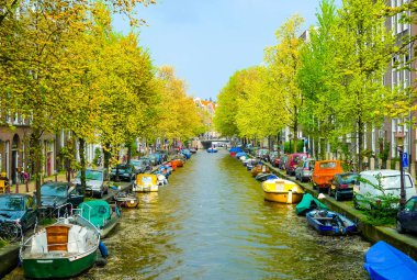 Tekne ve araba yan yana Amsterdam, Hollanda, Avrupa'nın bir kanal boyunca dinlenme