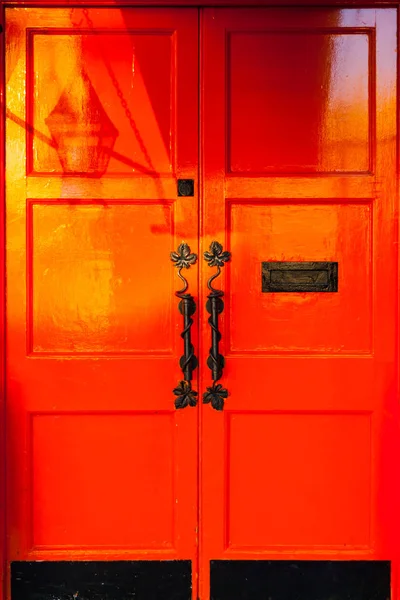 Sole Mattutino Che Proietta Ombra Una Lampada Una Porta Rossa — Foto Stock