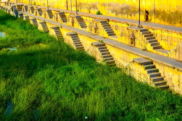 印度拉贾斯坦邦乌代普尔的台阶楼梯在水草上降下来 — 图库照片