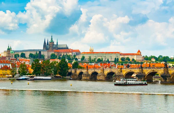 Zobrazit malou stranu a Pražský hrad z celé řeky Vltavy — Stock fotografie