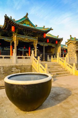Büyük su deposu girişine bir tapınağa Pingyao, Shanxi, China
