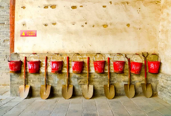 Huit Seaux Feu Avec Des Pelles Accrochés Mur Brun Pingyao — Photo