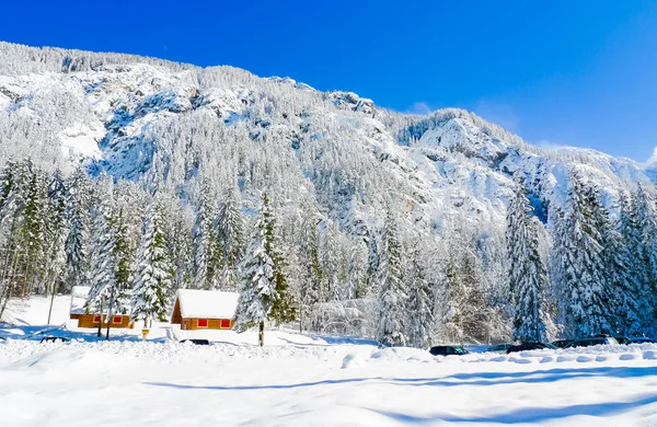 Kolorowe Drewniane Domki Podnóża Góry Otaczające Jeziora Fusine Słoneczny Zimowy — Zdjęcie stockowe
