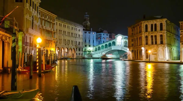 夜间在威尼斯威尼斯 意大利威尼斯的运河格兰德上的里亚尔托桥 — 图库照片