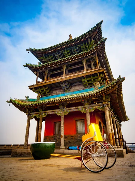 Bunte Pagode Auf Den Massiven Stadtmauern Von Pingyao Shanxi China lizenzfreie Stockfotos