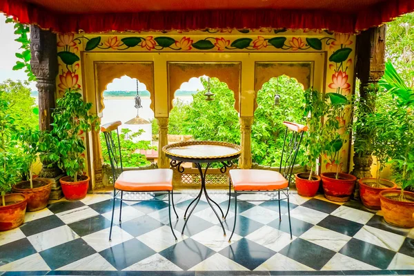 Schöne Dekorierte Terrasse Mit Blick Auf Gange River Varanasi Uttar lizenzfreie Stockbilder