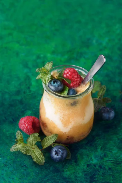 Frullato Fresco Con Mango Yougurt Mirtillo Lamponi Sullo Sfondo Verde — Foto Stock