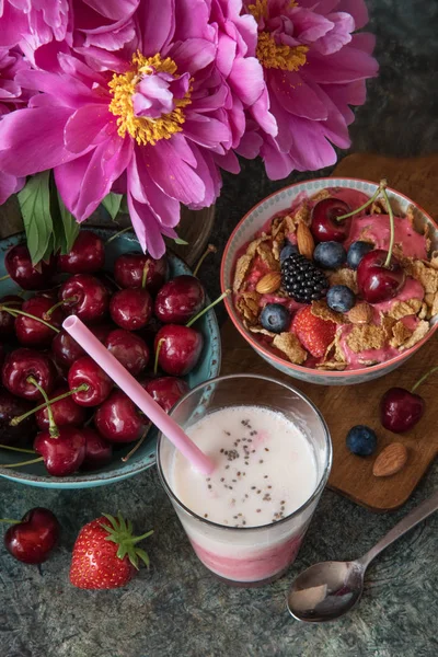 Smoothie Mit Frischen Beeren Nüssen Samen Früchten Gesundes Frühstück Und — Stockfoto