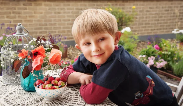 庭の果実を食べる少年 — ストック写真