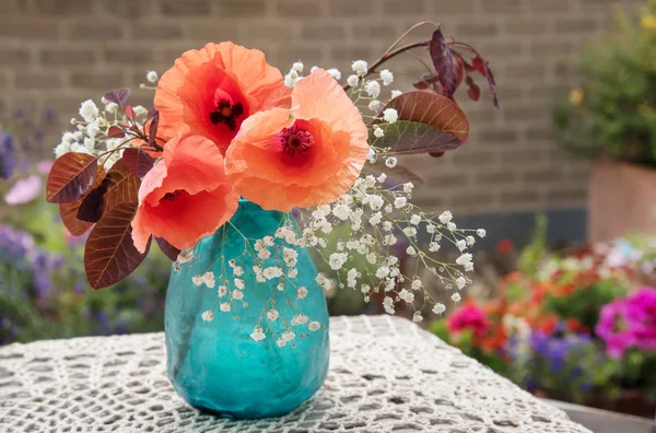 Décor Table Extérieur Fleurs Dans Jardin — Photo
