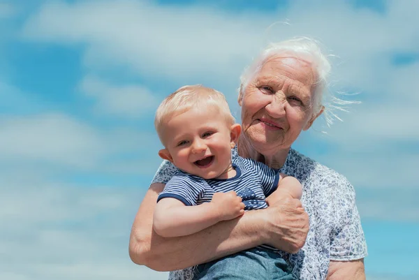 Oudere Senior Lachende Vrouw Met Een Baby — Stockfoto