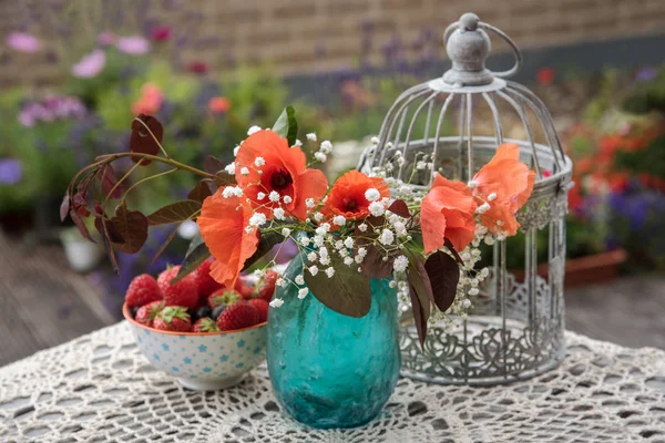 Fleurs Baies Décoration Table Extérieure Dans Jardin — Photo