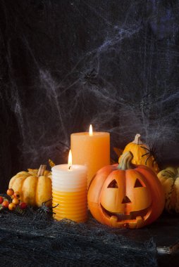 Cadılar Bayramı Balkabağı dekor mum ve örümcekler