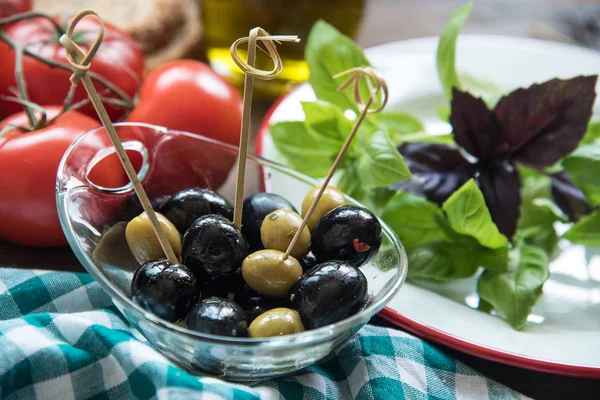 Italian Food Basil Tomatoes Olive Table Selective Focus — Stock Photo, Image