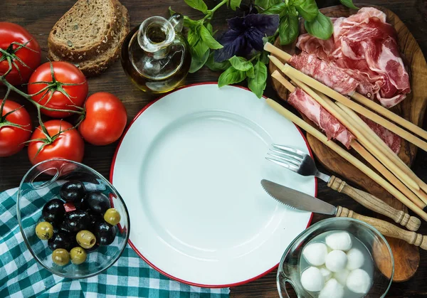 Vista Dall Alto Cibo Italiano Basilico Pomodori Olive Mozzarella Antipasto — Foto Stock