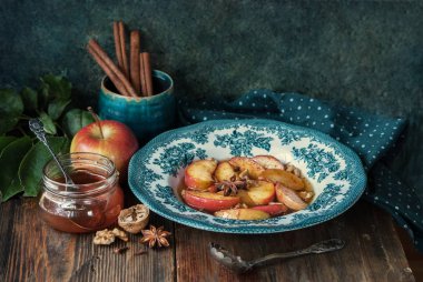 Tatlım, anason, tarçın ve Fındık Aromalı ile pişmiş elma