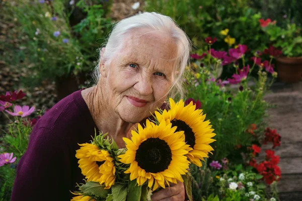 Retrato Anciana Sonriente Con Flores Jardín Día Madre — Foto de Stock