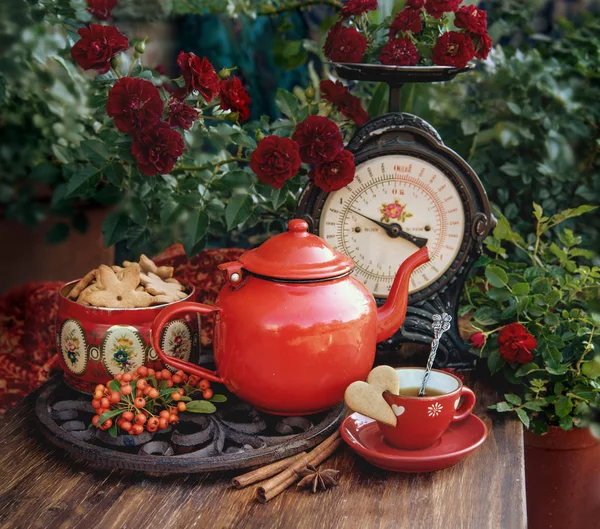 Schöne Blumen Und Tasse Tee Mit Plätzchen Holztisch Herbstdekor — Stockfoto