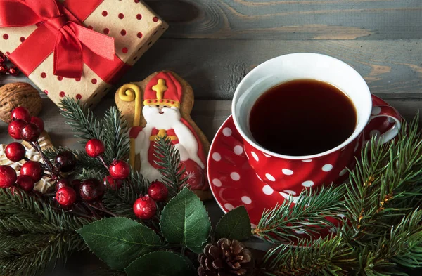 Pliki Cookie Święty Mikołaj Prezent Filiżankę Herbaty — Zdjęcie stockowe
