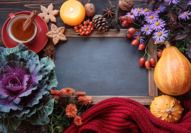 Fincan çay ve şükran dekor, metin için yer ile sonbahar çiçekler