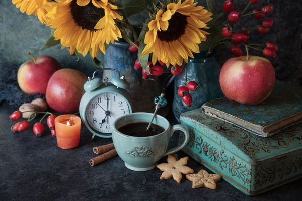 美しい花やカップのクッキーとコーヒー リンゴ 古い本 キャンドルと目覚まし時計と秋の装飾 — ストック写真