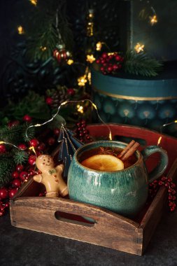 Noel sıcak çay limon ve tarçın Noel dekorasyonu ve hediyeler ile masada