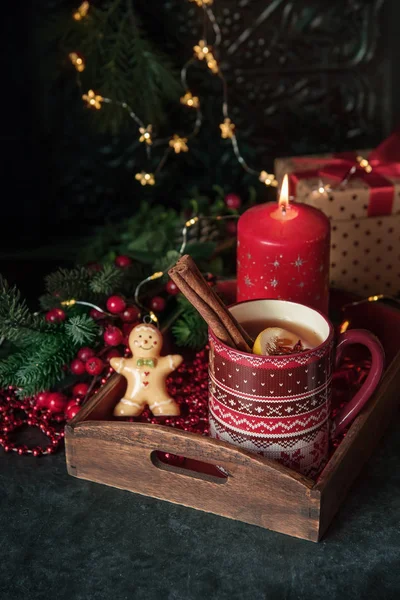 Boże Narodzenie Gorącej Herbaty Cytryną Cynamon Przy Stole Świątecznych Dekoracji — Zdjęcie stockowe