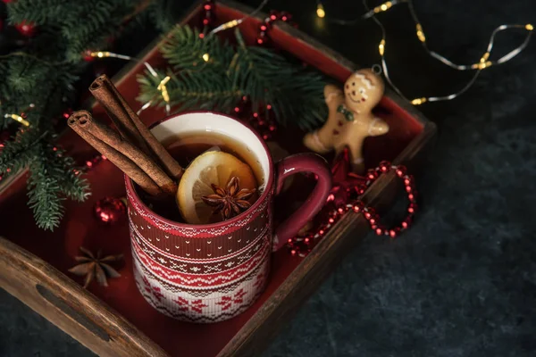 Karácsonyi Forró Tea Citrommal Fahéj Asztalnál Karácsonyi Dekoráció — Stock Fotó