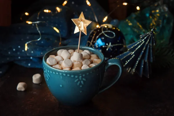 Bebida Quente Inverno Com Marshmallows Xícara Café Mesa Com Decoração — Fotografia de Stock