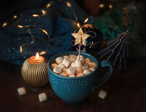 Bebida Quente Inverno Com Marshmallows Xícara Café Mesa Com Decoração — Fotografia de Stock