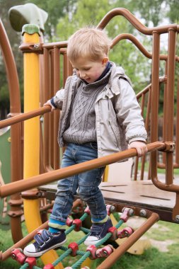 Merdiven, Çocuk oyun alanı üzerinde yürüyen küçük çocuk bebek