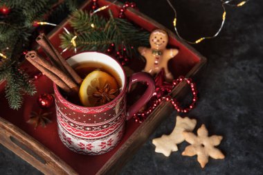 Noel sıcak çay limon ve tarçın Noel dekorasyonu ve Çerezler ile masada