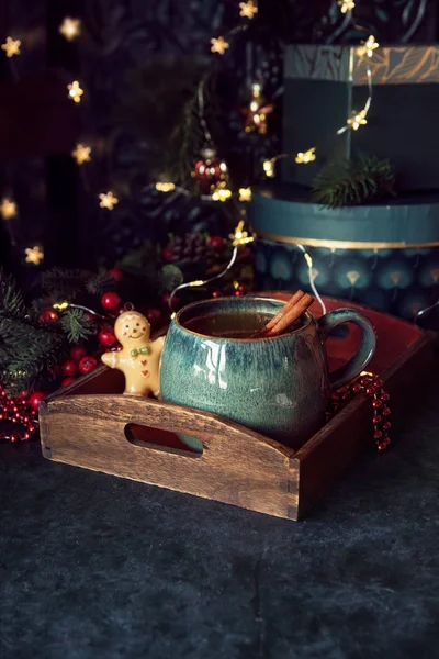 Tasse Heißen Tee Mit Zitrone Und Zimt Tisch Mit Weihnachtsdekoration — Stockfoto