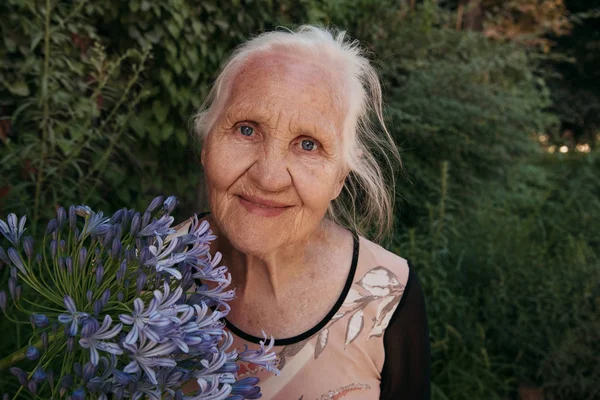 Πορτρέτο Του Χαμογελαστό Ηλικιωμένη Γυναίκα Λουλούδια Μητέρα Ημέρα — Φωτογραφία Αρχείου