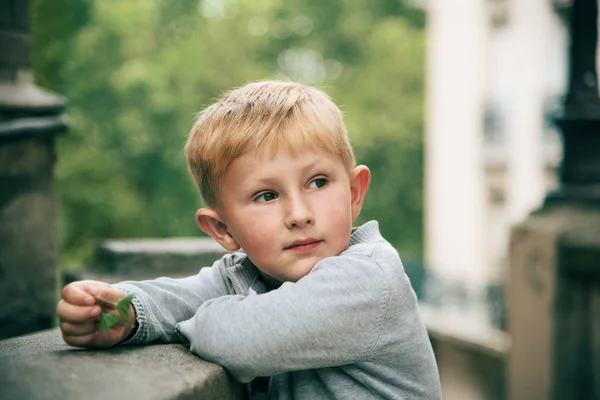 Denkender Kleiner Junge Freien — Stockfoto