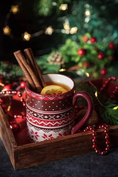 Chá Quente Natal Com Limão Canela Mesa Com Decoração Natal — Fotografia de Stock