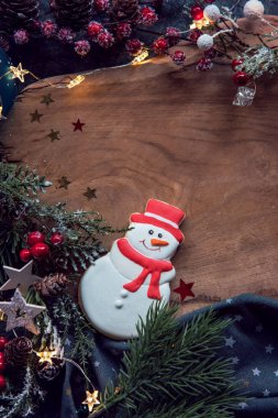 Noel kurabiyesi kardan adam ve şenlikli dekorasyon, ahşap arka plan metni için bir yer