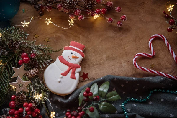 Vánoční Cookie Sněhulák Slavnostní Výzdobu Dřevěné Pozadí Místem Pro Text — Stock fotografie