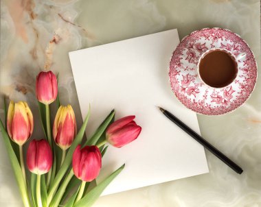 Tebrik kartı, bir kahve mermer bir zemin üzerine güzel çiçekler, Bahar laleler ve buket