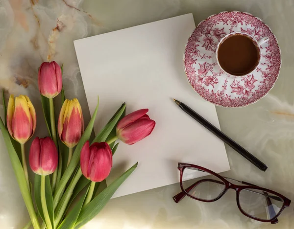 美丽的花朵花束 春天的郁金香 眼镜和一杯咖啡大理石背景 — 图库照片