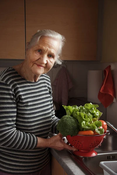 Ältere Frau Ihrer Küche Die Ein Gesundes Abendessen Mit Gemüse — Stockfoto