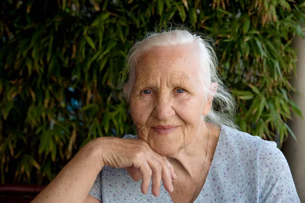 Portrait of elderly woman — Stock Photo, Image