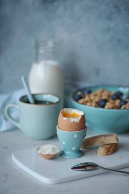 yumuşak haşlanmış yumurta ile Kahvaltı