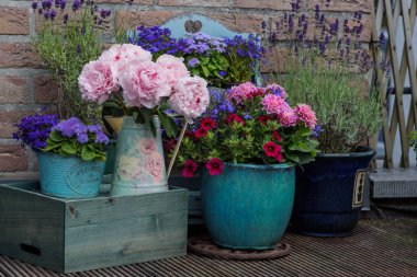 Evin yakınındaki çiçek dekoru