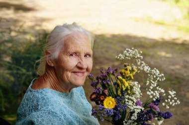 yaşlı kadın ile çiçekler