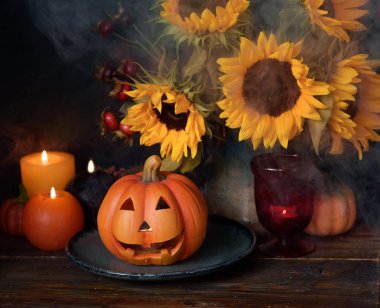 Mum ve çiçeklerle Cadılar Bayramı balkabağı dekoru